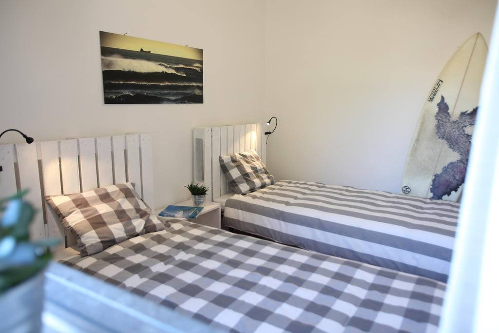 Moka Surfhouse Hostel Ericeira Bilik gambar