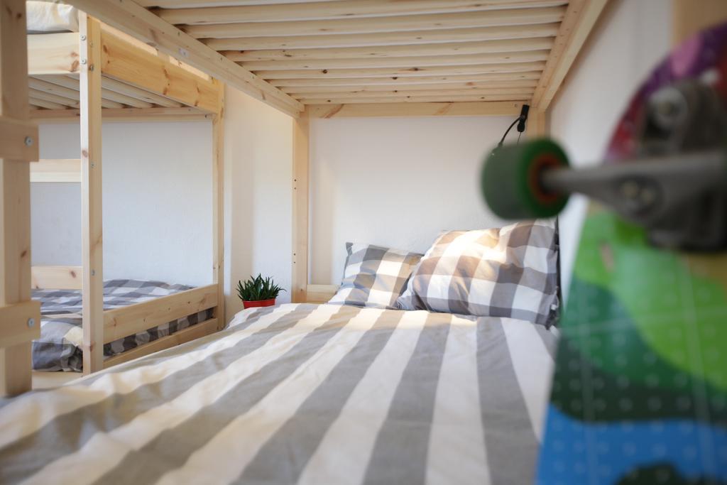 Moka Surfhouse Hostel Ericeira Bilik gambar