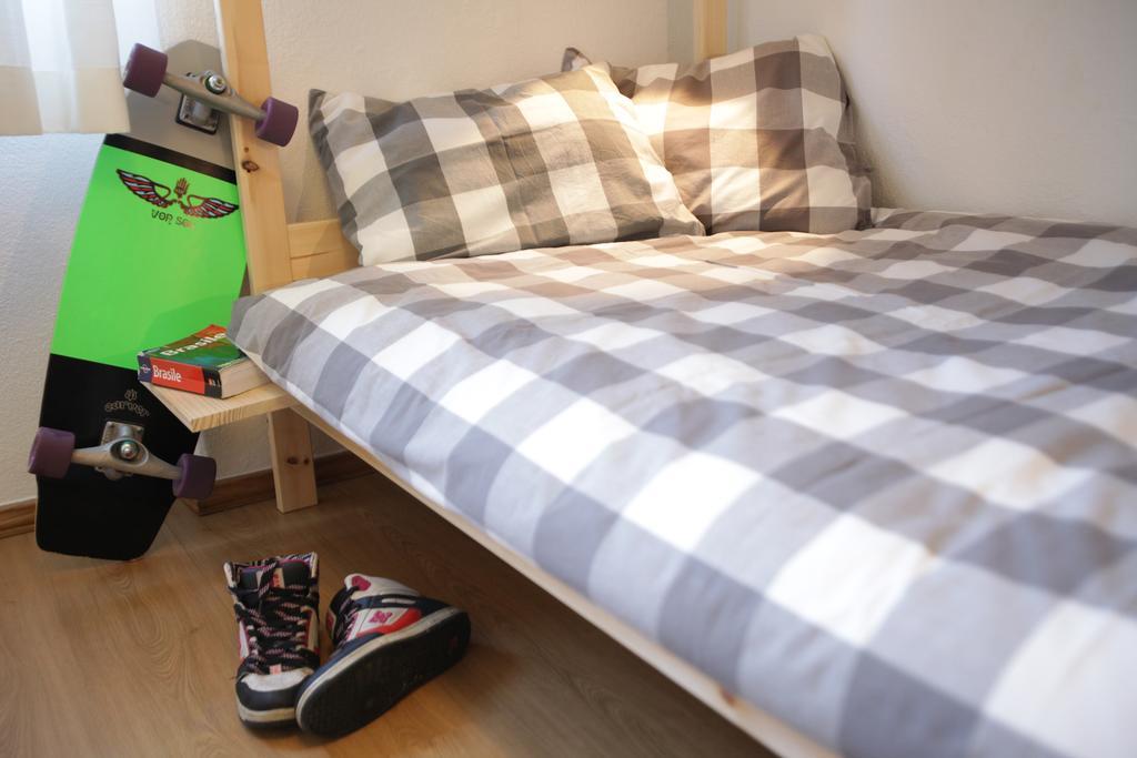 Moka Surfhouse Hostel Ericeira Bilik gambar